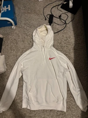 Nike hoodie  - Storlek M. Nike hoodie i väldigt bra skick. Inga slitningar någonstans. Knappt använd. 