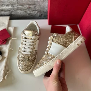 Valentino Flycrew skor - Mycket bra skick, som nya! Limited edition så går inte att köpa nya längre! Nypris ca 8000kr. Storlek 35 .  Skolåda och skopåse medföljer. Självklart äkta - kolla bara recensionerna! Skriv för mer information🤝