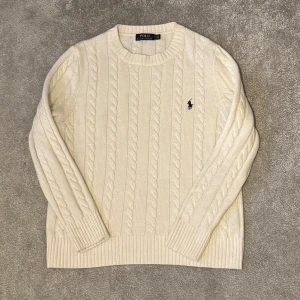 Polo Ralph Lauren Stickad Tröja - Säljer en nästan oanvänd polo sweatshirt. Storlek M passar S. Skick 9/10. Nypris: 1499kr. Skriv vid funderingar! 