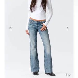 Blå bootcut jeans från Weekday - Jätte snygga jeasn från weekday. Säljer för att dom va för små. Nya med prislapp. Stl 31/34.                    Nypris 590kr