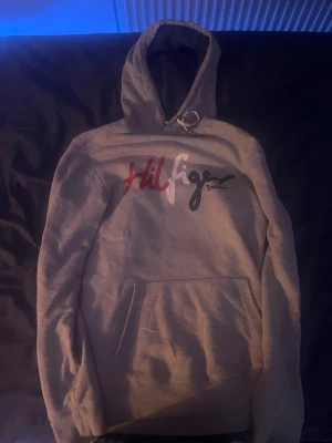 Grå hoodie Tommy Hilfiger  - Riktigt bra och skön hoodie från Tommy Hilfiger. Den passade mig inte så därför jag säljer den. Tröjan har inga större skador 