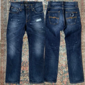 Vintage Nudie jeans Slim Jim  - Sjukt schyssta Vintage Nudie jeans i modellen Slim Jim i mycket fint skick med snygga springa 🙌 Storlek 29/32 och har en loose/ regular passform. A: 38 cm B: 103cm, skriv vid minsta lilla fråga eller fundering 🙌 👍 