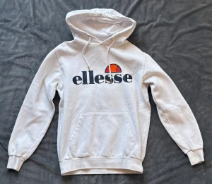 Vit Hoodie från Ellesse - Säljer min vita hoodie från Ellesse, snygg till en vardaglig outfit 