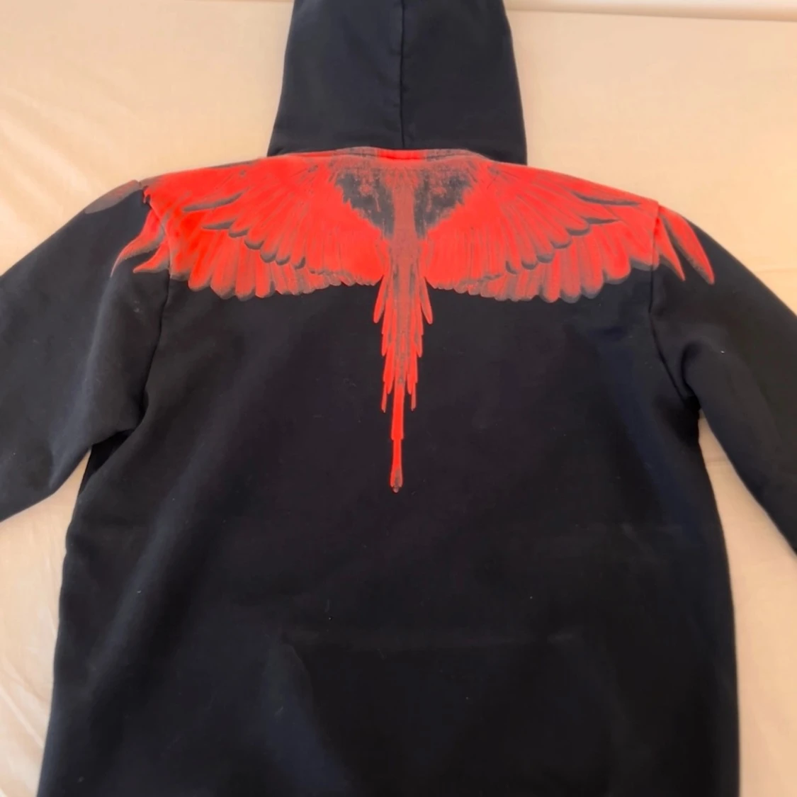 Säljer en helt ny Marcelo burlon county of Milan hoodie  - 90