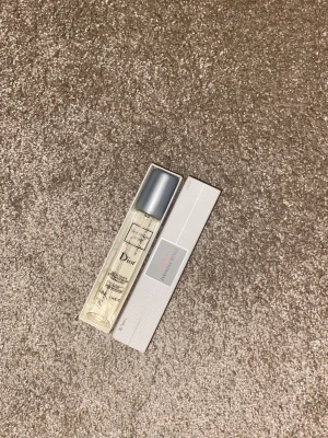 Dior Homme Sport parfym 10ml - Dior Homme Sport i smidig 35ml flaska – perfekt att ta med i väskan. Stilren och modern design från Dior, passar dig som vill ha något exklusivt och trendigt. Originalförpackning medföljer. 20ml kvar 