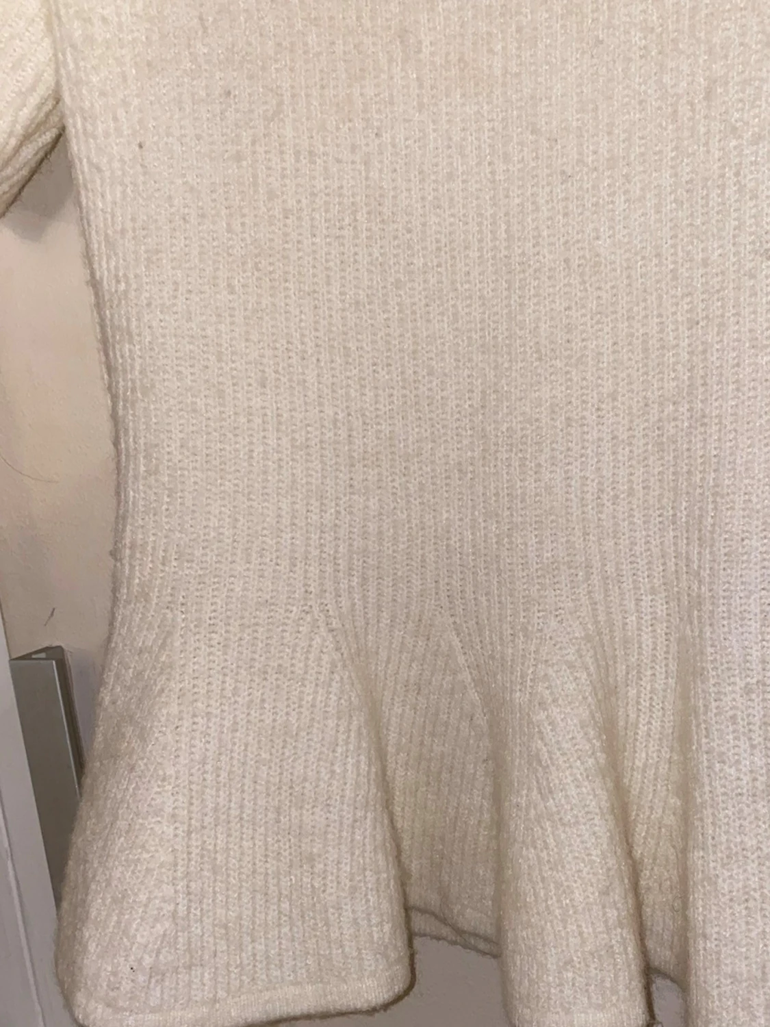 Beige stickad topp med volangkant - 4