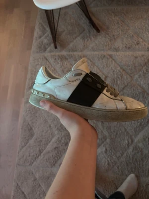 Valentino open strl 41 - Säljer nu lite schysstare par valentino open för att dom inte kommer till användo längre. Skorna är inte i topp skick men dom ser fortfarande bra som foon ut passar till många stil rena outfits och funkar till det mästa. Skorna kommer med en valentino dust bag och äkthets bevis. Skriv om ni har några funderingar😃