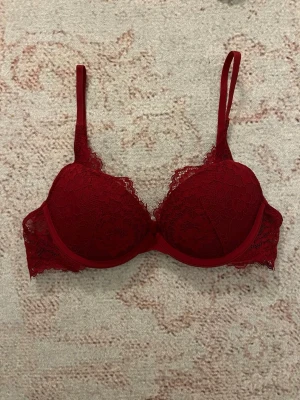 Röd push-up BH - Sjukt snygg push up bh i nyskick, aldrig använd storlek 75B