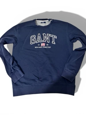 Gant marinblå tröja, storlek 170 cm - Säljer en marinblå Gant-tröja i storlek 170 cm. 	•	Fint skick 	•	Klassisk och stilren Gant-design 	•	Bekväm och perfekt för vardag 	•	Original Gant