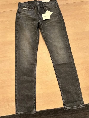 Calvin Klein Slim Taper jeans grå - Säljer nu dessa helt nya Calvin Klein jeansen i modellen slim taper. Storleken på jeansen är 30/32. Jeansen är helt oanvända och passar perfekt som en julklapp! Hör av er vid frågor!