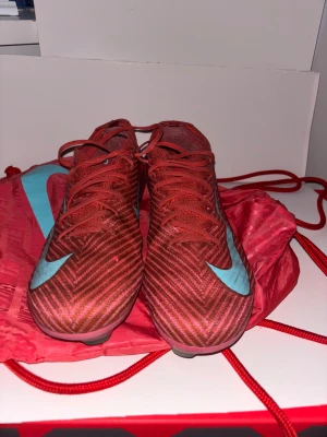 Mercurial Vapor 16 Nike  - Bra skor och mycket sköna för dig som spelar mycket fotboll. Använda på både gräs och konstgräs.