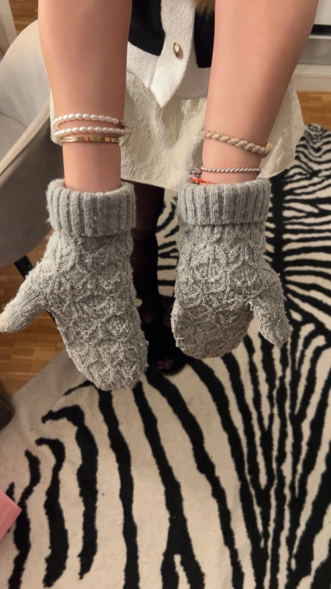 Grå stickad tumvantar med mönster🩶🐻 - 2