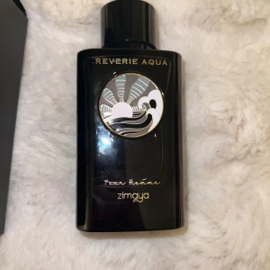 Zimaya reverie aqua pour homme 100 ml - Helt ny parfym från Zimaya cirka 98% kvar av 100ml. Den ska efterlikna Valentino born in Roma intense och luktar exakt likadant som den originella men den håller längre tycker jag. Perfekt för vintern,våren, och höst.