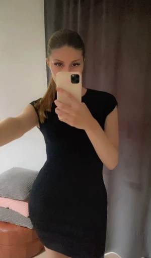 Kort klänning - Ärmlös miniklänning med rund halsringning. Klänningen är svart och har normal passform. Tjockt och ordentligt material, säljs inte längre i butik.  Viskos 68%, Polyester 28%, Elastan 4%, tvättas på 40%