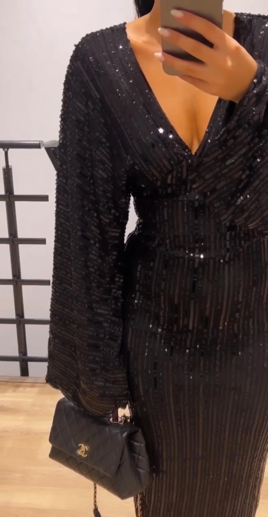 Svart glittrig långklänning med öppen rygg - 2