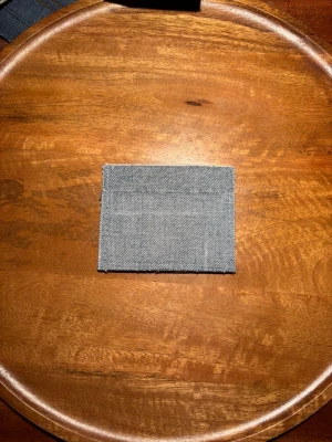 Ljusblå plånbok i återanvänt denim - Stilren och hållbar blå denim korthållare. Egendesignad och egen tillverkad av 100% autentiskt material. Skriv för mer bilder eller övriga funderingar.