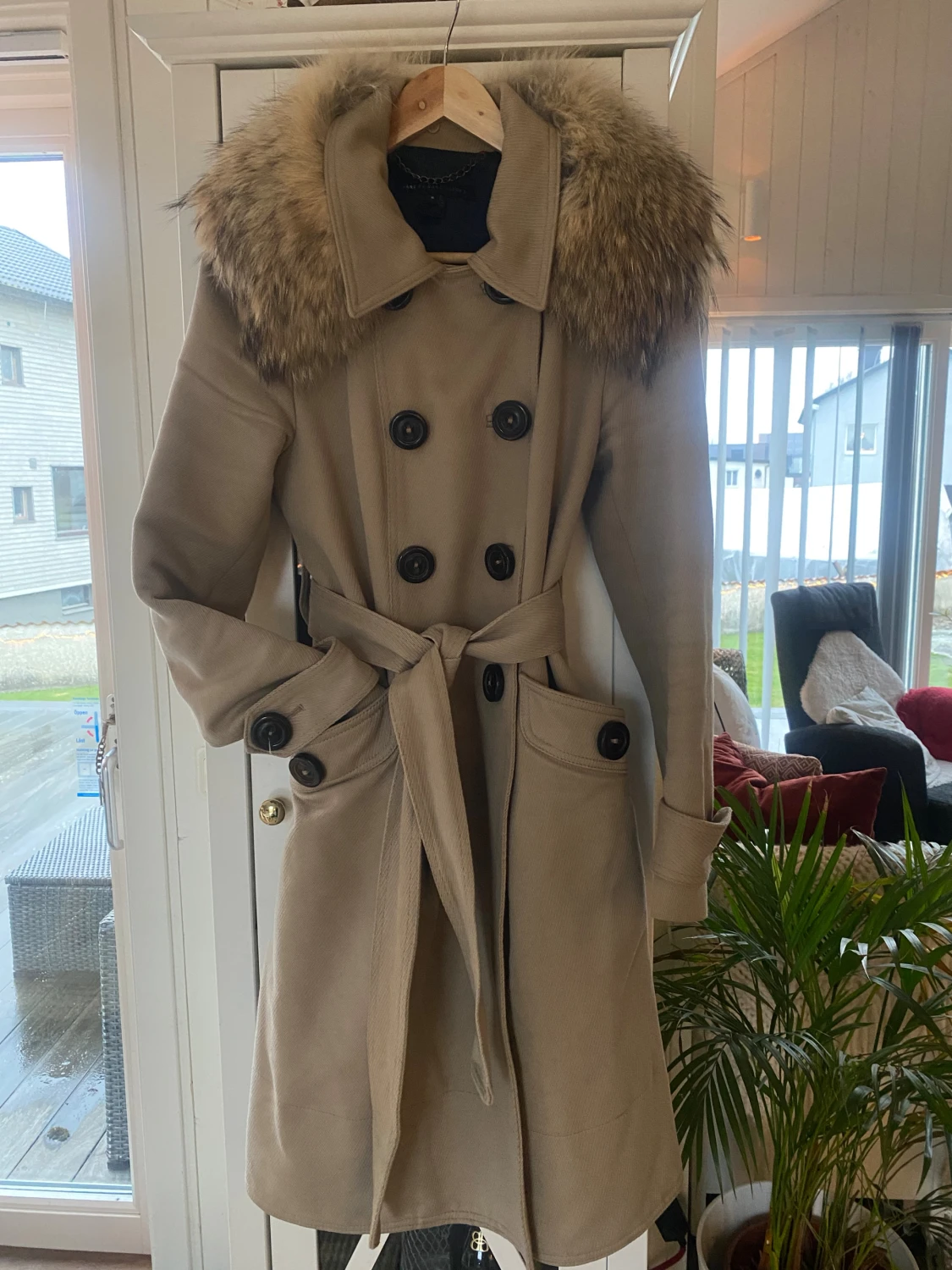 Beige Marc Jacobs kappa med pälsdetalj