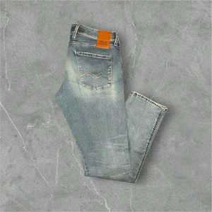 Replay jeans blå med slitningar - Feta Blå replay jeans med fabrikslitningar / skick 9,5/10 nästan nya / storlek 34/32 / kontakta via intresse eller annat och pris kan diskuteras!😊