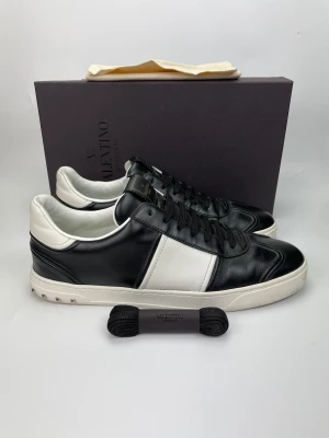 Valentino flycrew  - December REA! Hej, säljer nu dessa svin snygga valentino skor. Skorna är i grymt skick! Begränsat antal boxar och dustbag. Hör av dig vid frågor. 