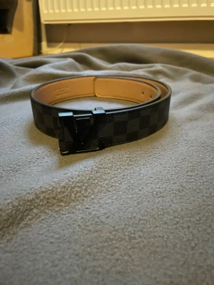 lv belte - Hej jag säljer mitt svarta belte som är stilrent och passar till mycket