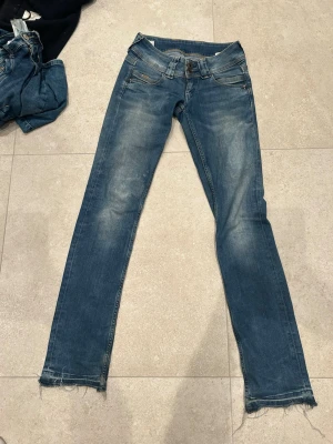 Pepe Jeans Venus straight lågmidjade - Blå jeans från Pepe Jeans, modell Venus med rak passform och låg midja. Knappt använda och bra i passform. Skriv i dm för fler bilder🥰