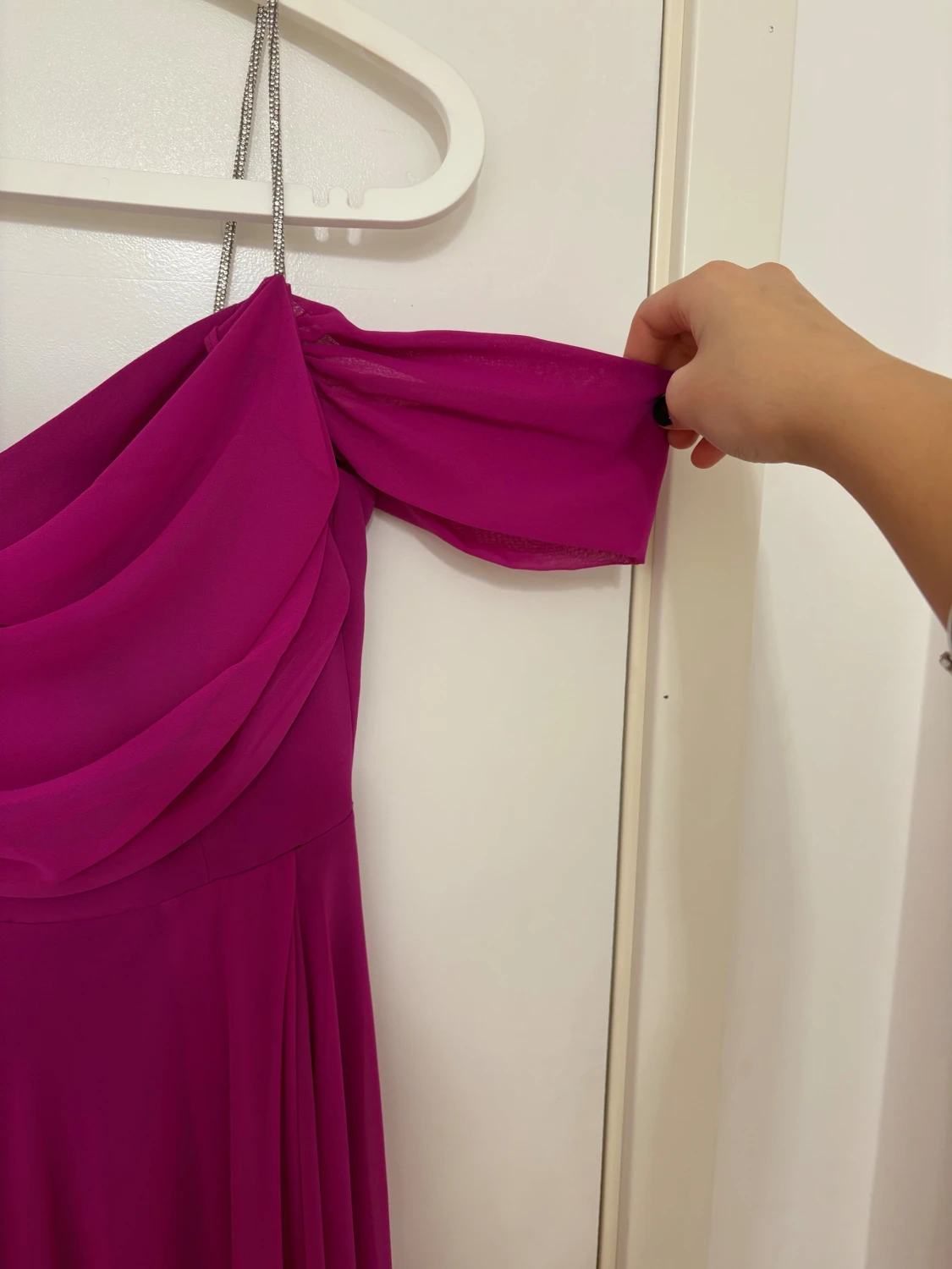 Lång ceriserosa klänning med drapering + en matchande scarf - 3