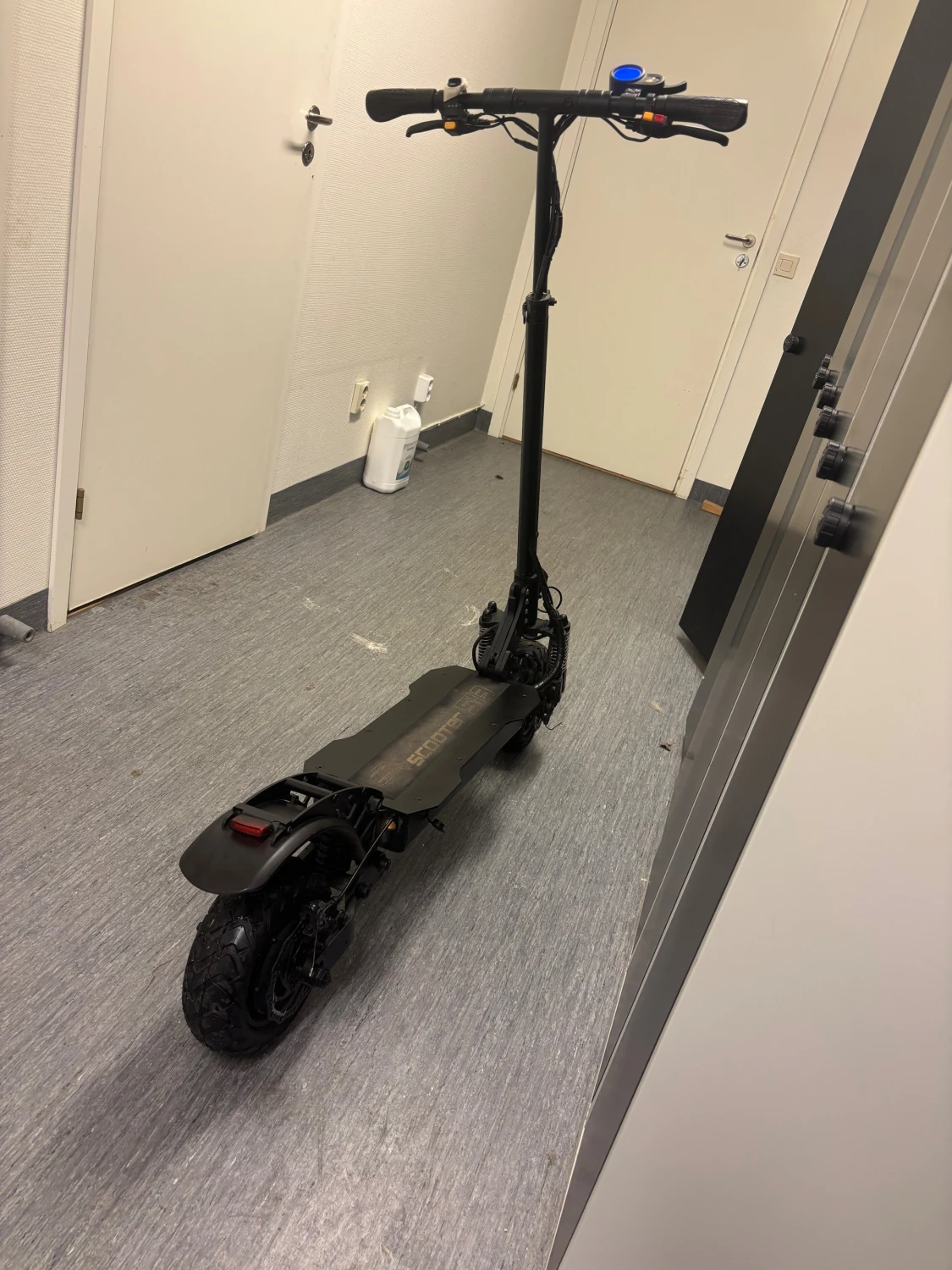 Svart elektrisk Scooter  - 1