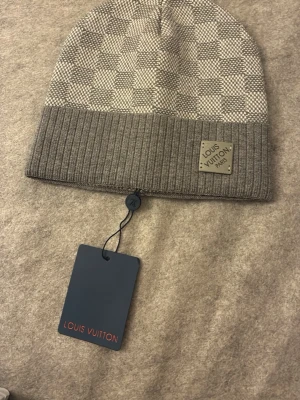 Grå rutig mössa - Snygg rutig mössa som är fin, den är varm och bra för vintern.