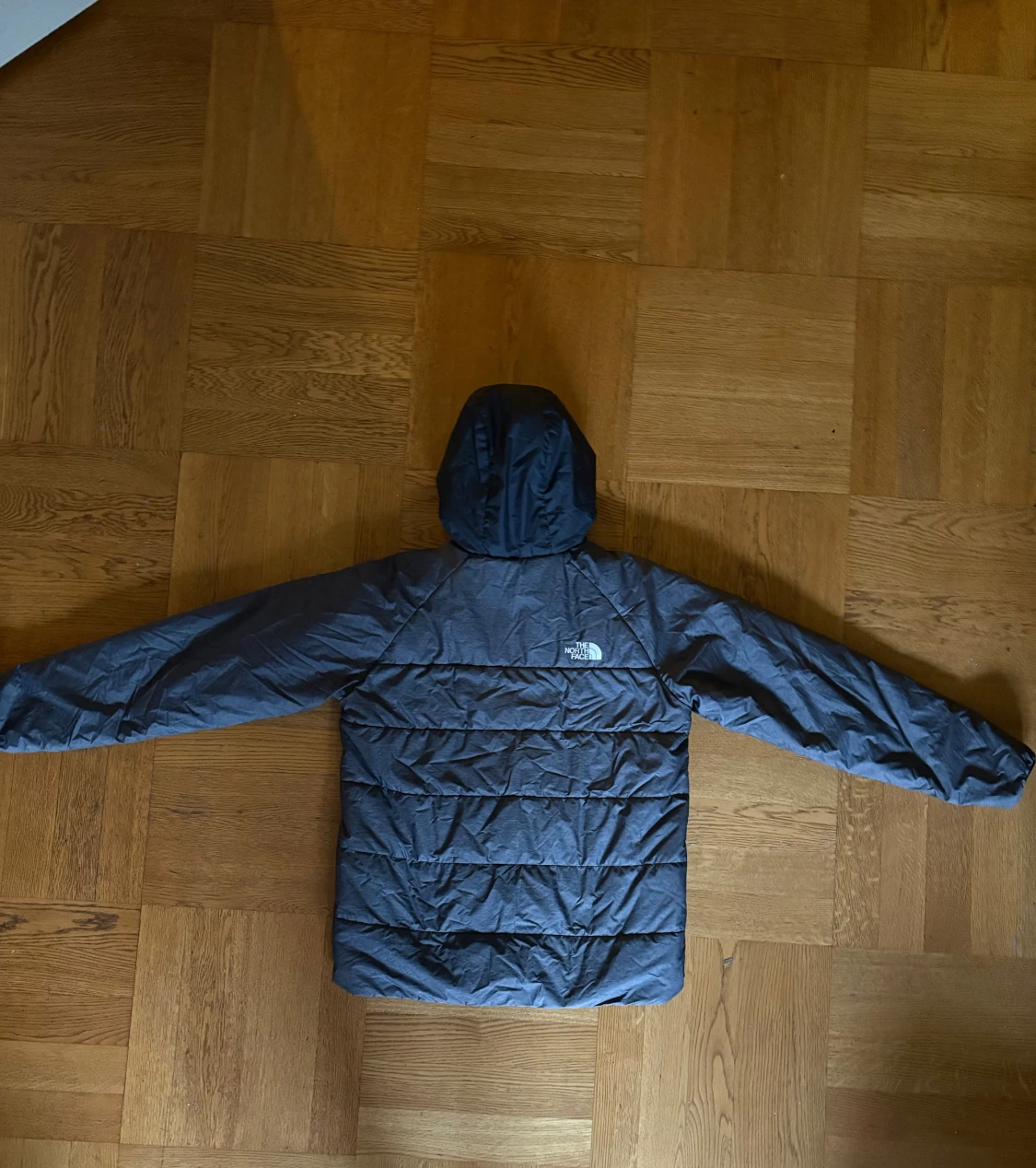 Grå o svart The North Face dunjacka  - 1