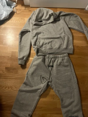 Essentials Fear Of God set. - Väldigt bra skick helt nya Storlek S i färgen Grå