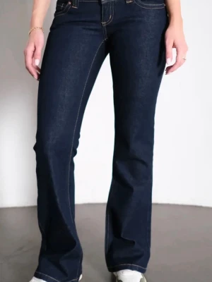 Bootcut jeans från Abrand Jeans - Mörkblå bootcut jeans från Abrand. Säljes på grund av fel storlek. Midja 26