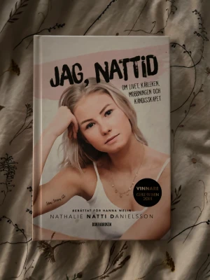 Boken ”Jag, Nattid” - En personlig bok om livet, kärleken, jobbningen och kändisskapet av Nathalie Natti Danielsson, vinnare av Guldtuben 2018. Perfekt för dig som vill inspireras av en ung influencers resa och utmaningar.