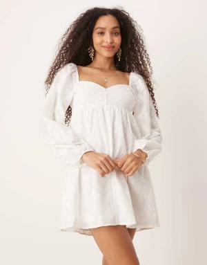 Studentklänning Gina tricot - Superfin vit kort klänning med puffiga långärmar från Gina tricot. NY MED PRISLAPP KVAR, storlek 34.