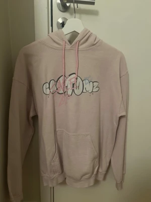 Street designe hoodie  - En rosa hoodie med en väldigt fin design som sitter väldigt bra. 