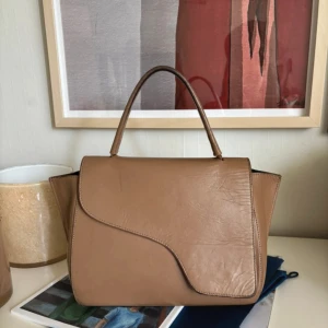 Beige handväska från ATP Atelier - Säljer en beige handväska från ATP Atelier i skinn. Nypris 5200kr