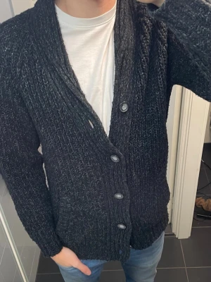 Svart stickad kofta/cardigan från Stitch & Soul - Säljer en svart grovstickad kofta/cardigan från Stitch & Soul i storlek M. Skriv gärna vid frågor 