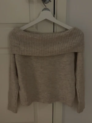 Beige offshoulder stickad tröja - Supermysig beige stickad offshoulder tröja från Gina Tricot🩷Ett litet hål på baksida kragen men som absolut inte märks av vid användning!!! 