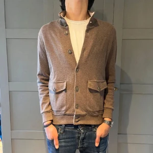 Gran Sasso cardigan  - Stilren brun cardigan från Gran Sasso, nypris ligger på 3500kr | storlek M men passar mindre | Mycket fint skick | Tveka inte på att höra av dig vid frågor!