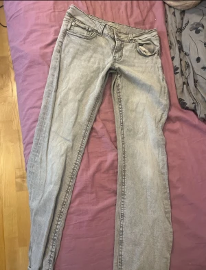 Grå jeans från Perfect Jeans, strl 42 - Snygga grå jeans från Perfect Jeans i storlek 42. Modellen har klassisk femficksdesign, raka ben och normal passform. Jeansen är tillverkade i mjukt denimtyg och har en diskret tvättad look som ger en cool vibe.