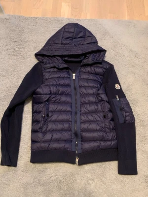Moncler cardigan  - Säljer nu en moncler cardigan pris 2000 kr storlek M