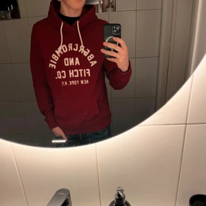 Vintage Abercrombie & Fitch hoodie - Tja! Säljer en tvär fet vintage Abercrombie hoodie,  Otroligt populär. Hör av dig om du har minsta fundering!