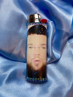 JOEYY - lighter - ⭐️1st Refillable BIC MAXI LIGHTER med wrap & rhinestones ⭐️ ✨OBS: under lighter drop 13/12 kommer endast de lighters som har foto och eller sticker med sig i bilden inkludera det, de lighters som ej har något mer i bilden kommer utan något extra!✨🤍 FREEBIES (godis & random stickers) ingår alltid i alla paket 🤍