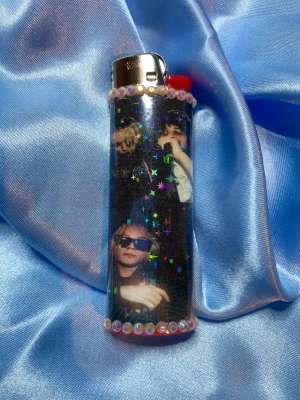 NETTSPEND & XAVIERSOBASED - lighter - ⭐️1st Refillable BIC MAXI LIGHTER med wrap & rhinestones ⭐️ ✨OBS: under lighter drop 13/12 kommer endast de lighters som har foto och eller sticker med sig i bilden inkludera det, de lighters som ej har något mer i bilden kommer utan något extra!✨🤍 FREEBIES (godis & random stickers) ingår alltid i alla paket 🤍