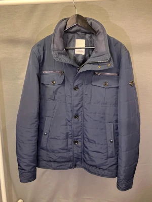 J Lindeberg vinter field jacket - En brutalt snygg, varm och skön field jacka från j Lindeberg! Perfekt för vintern! Size XXL sitter som L-XL då den är smal och liten i storleken! Hör av dig vid minsta fundering 🤩