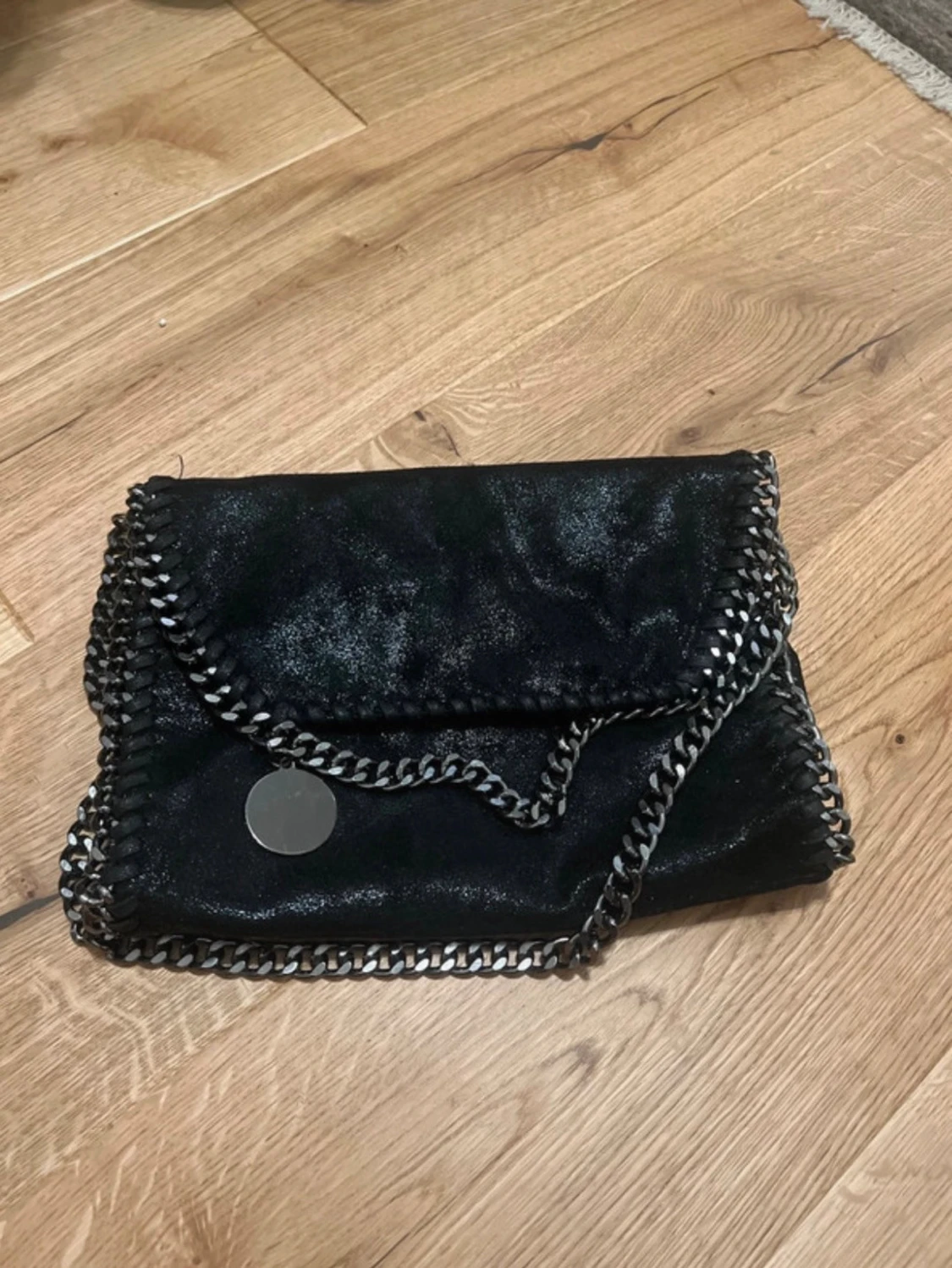 Svart axelväska med kedjedetaljer - 1