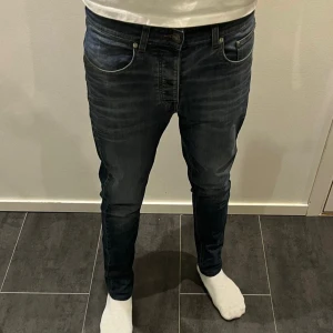 The Blue Uniform Jeans - Säljer dessa tvärfeta slim jeansen från the blue uniform, ett exklusivt och niche märke med riktigt snygga jeans. Denna är i storlek w31/L32 och slim passform, vilket är därför de känns lite mindre. Skriv gärna vid intresse!