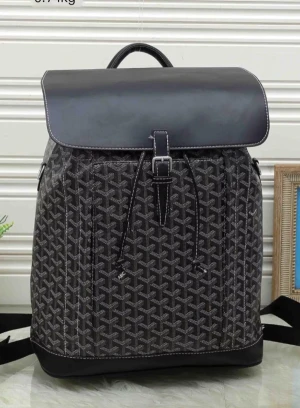 Svart ryggsäck med mönster  - Snygg svart ryggsäck från goy med ikoniskt geometriskt mönster. Väskan har ett lock i skinn med spänne och snörning framtill. Perfekt storlek för att få plats med allt du behöver och stilren design som sticker ut.