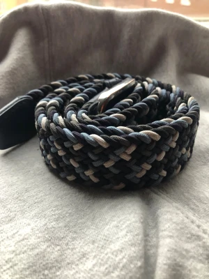Blå gråt flätat bälte - Ett blåt grå flätat bälte ny pris 599