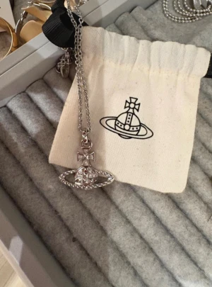 Vivianne westwood halsband - Fint vivianne westwood halsband som jag fick i present men inte kommit till användning. Mycket bra skick max använt 3 gånger. Inga stenar som ramlat av och påse följer med❣️  MAYFAIR RELIEF PENDANT UNISEX HALSBAND SILVER