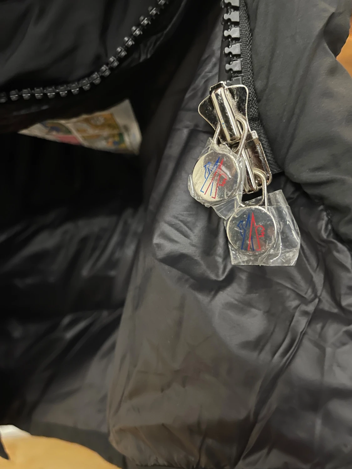 Svart lång dunjacka från Moncler - 2